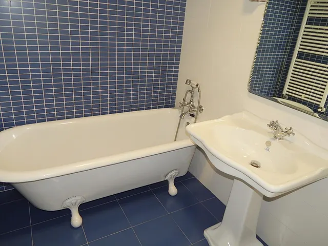 ETXEA vende piso en la Plaza de Castillo, 3 dormitorios, 2 baños, ascensor, 2ª altura — 18