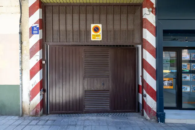 MAGNÍFICA COCHERA JUNTO PLAZA DE GRACIA. — 11
