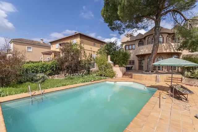 Espectacular casa independiente con piscina y grandes vistas