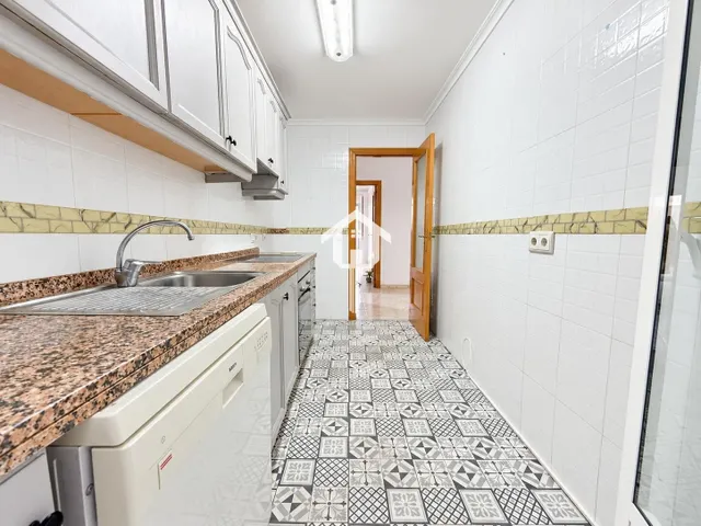 PISO EN VENTA EN ALICANTE. ZONA DE LA FLORIDA. 79m2, 2 habitaciones, 1 BAÑO, AMPLIO PATIO, PRIMERA PLANTA CON ASCENSOR. — 16