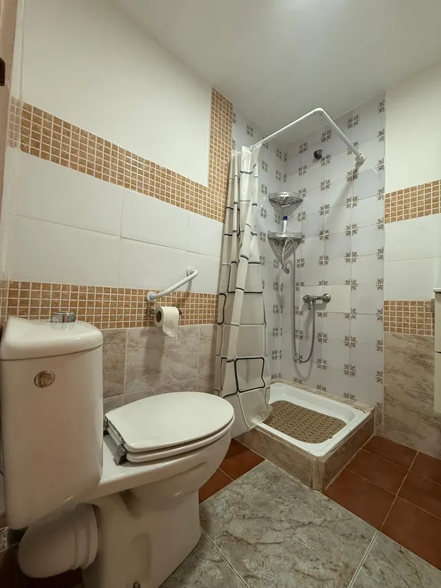 Bajo estudio ideal estudiantes · Zona universidades · 1 hab · Cocina y baño · Gastos no incluidos — 8