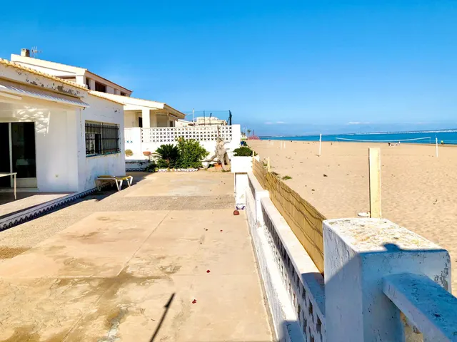 Villa en Guardamar. Primera línea con acceso directo a la playa — 2