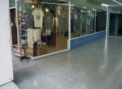 16 metros de escaparate a pie de calle, junto a Plaza de los Luceros — 7