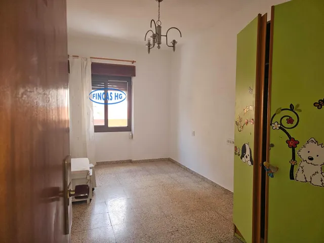 Amplia vivienda de 159 m2 con cinco dormitorios – Los Ángeles / límite San Blas — 10