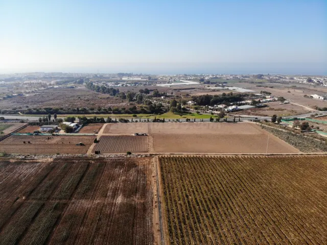 FINCA RÚSTICA CON ARBOLES FRUTALES Y CUADRA DE CABALLOS