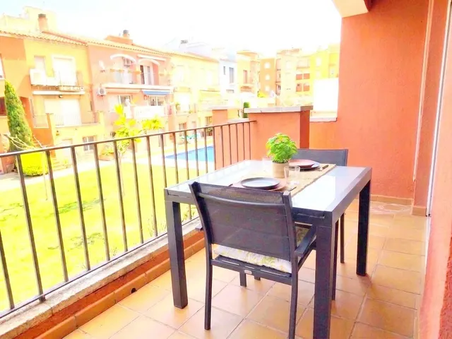 CASA PAREADA CON PISCINA COMUNITARIA A 150 M DE LA PLAYA