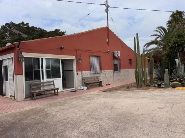 ** CHALET CON NAVE DE 200 M2 + TALLER DE 60 M2 + PISCINA EN PARCELA DE 4.000 M2**  **Una propiedad única en La Hoya (Elche) por 350.000 €**, ideal para quienes buscan espacio y privacidad — 20