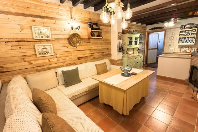 ## Elegante Casa de Pueblo Reformada en el Histórico Balnear - foto 3