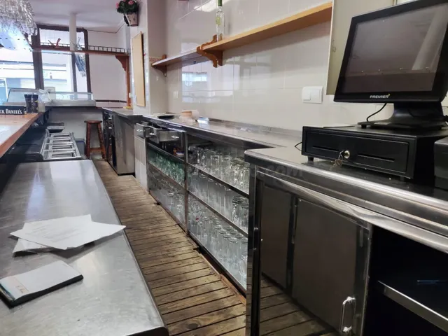 Listo para abrir: licencia de restaurante activa, cocina industrial y salida de humos. — 4
