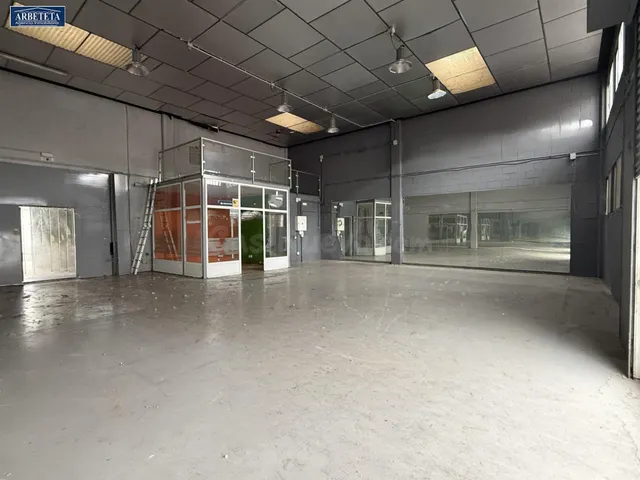 Agencia Inmobiliaria Arbeteta, ALQUILA nave.