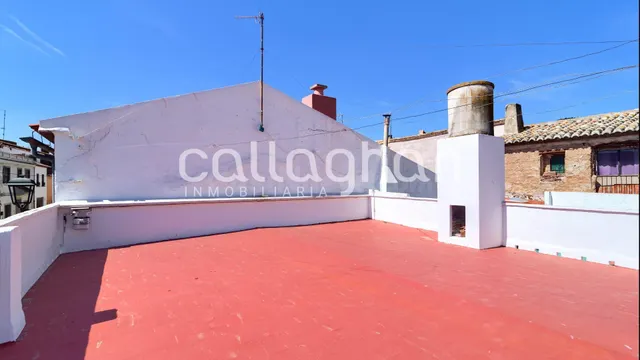 Amplia vivienda con chimenea, patio y terraza en entorno nat - foto 3