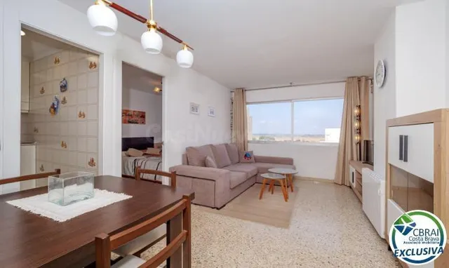 Apartamento idealmente situado en primera línea de mar en Em