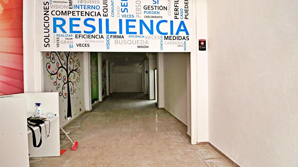 ¡Descubre tu nuevo espacio de trabajo en el corazón de la ciudad! Presentamos un local de dos planta