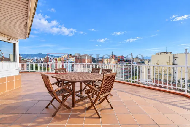 Ático esquinero con terraza de 125m2 y vistas panorámicas a toda Barcelona en sant antoni — 2