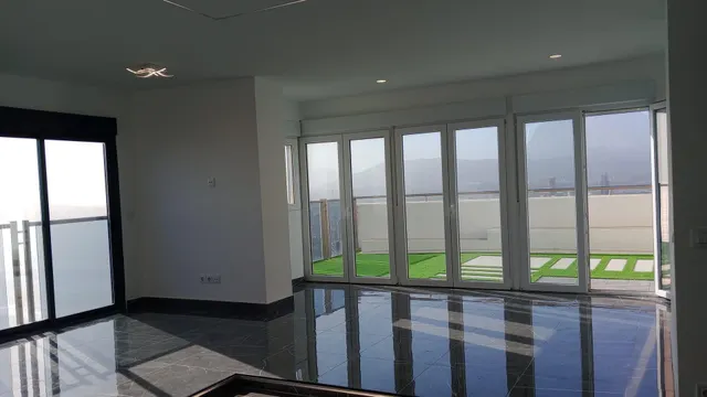 Impresionante Ático -Dúplex reformado de lujo y vistas magnificas al mar y bahía de Benidorm. — 13