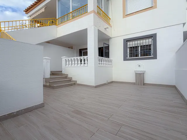 Espectacular bungalow reformado, con amplia terraza y parking para coche dentro de la parcela, en urbanización exclusiva con piscina comunitaria — 25