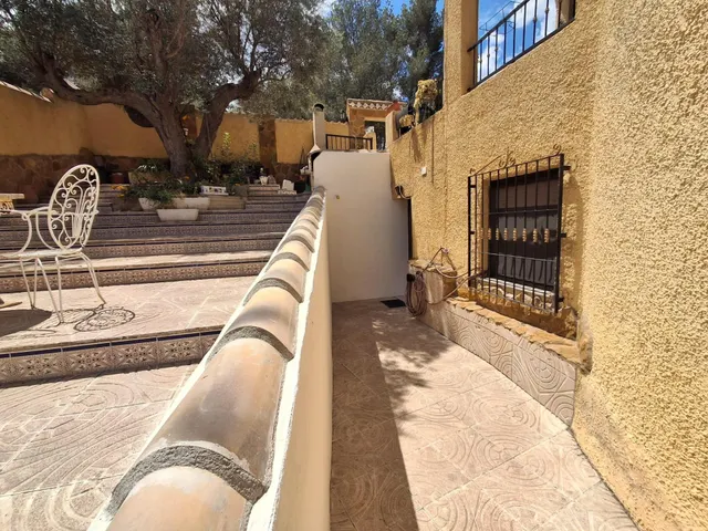 CHALET EN ORIHUELA COSTA CON GRAN PARCELA Y PISCINA PRIVADA — 46