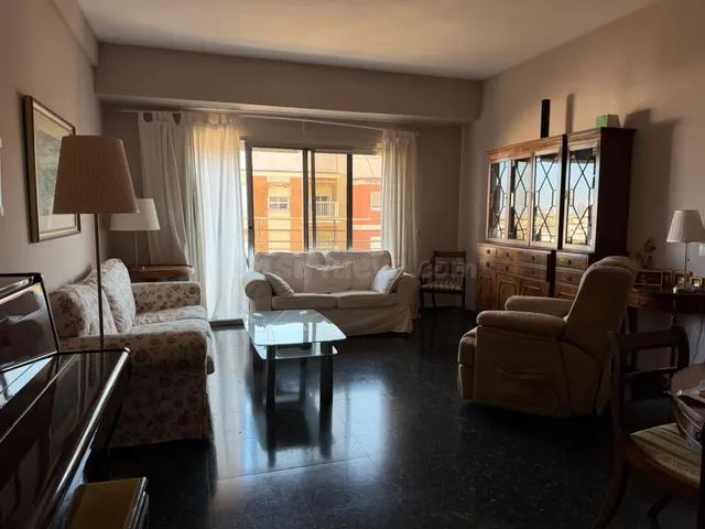 Amplio piso de 179 m2 con 4 dormitorios y balcón en el centr - foto 5