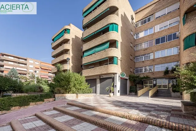 Piso con plaza de garaje cerrada junto a La Inmaculada, frente al río Genil. — 22