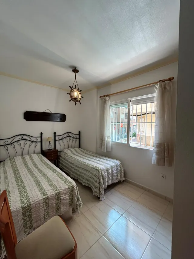 Apartamento cerca del mar, Alicante, Torrevieja. 2 habitaciones, 73 m2, 200 metros del mar — 25