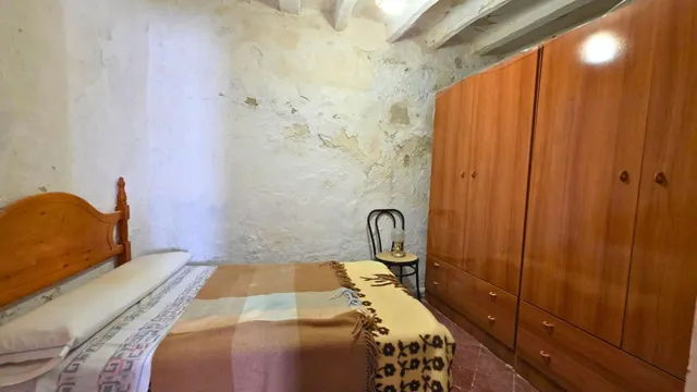 ¿Buscas espacio sin límites? 400 m2 de puro potencial en el corazón de Uleila. — 26