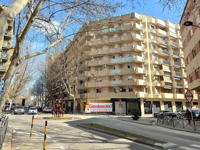 “Amplio piso de 5 habitaciones con terraza en Av. Pere el Ce - foto 2