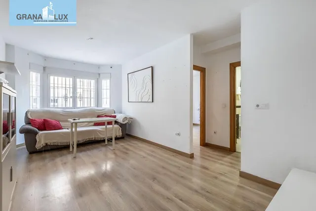 Piso con garaje, trastero y excelente ubicación en Huétor Ve - foto 2