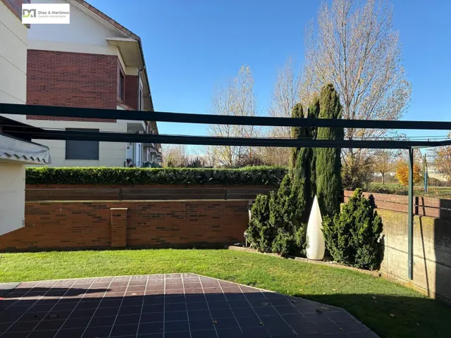 CHALET PAREADO  PRÓXIMO A ESPACIO LEÓN — 2