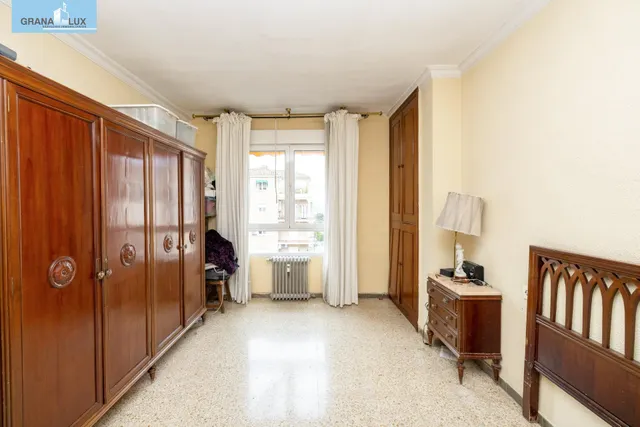 Camino de Ronda. Piso en planta alta con 5 dormitorios, garaje y trastero, calefacción central. — 28