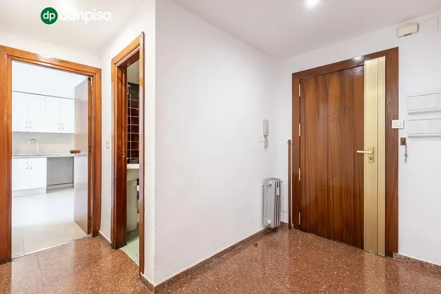 Piso con plaza de garaje cerrada junto a La Inmaculada, frente al río Genil. — 24