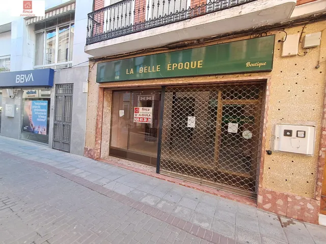 MONTIJO, LOCAL COMERCIAL EN EL CENTRO CON SOTANO Y REJA DE S
