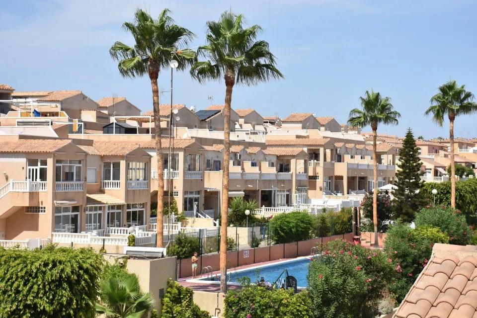 Fantastico adosado con plaza de garaje, trastero y piscina comunitaria