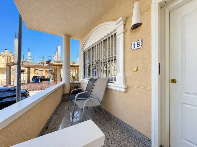 Amplio adosado de 4 dormitorios con solárium, garaje/sótano y piscina comunitaria — 2