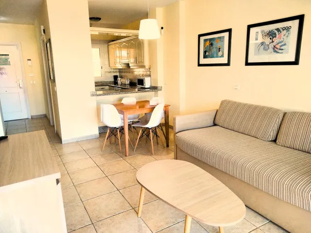 Encantador Apartamento en Los Cristianos con Terraza Enorme  - foto 3