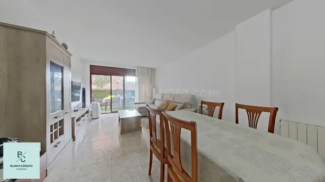 Seminuevo con terraza, piscina, parking y trastero — 3