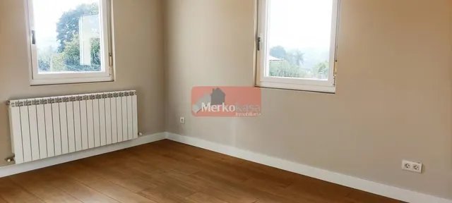 SE VENDEN CHALETS INDEPENDIENTES DE OBRA NUEVA  Y CON FINCA CERRADA DE 650M2 CERCANO A LUGO — 38