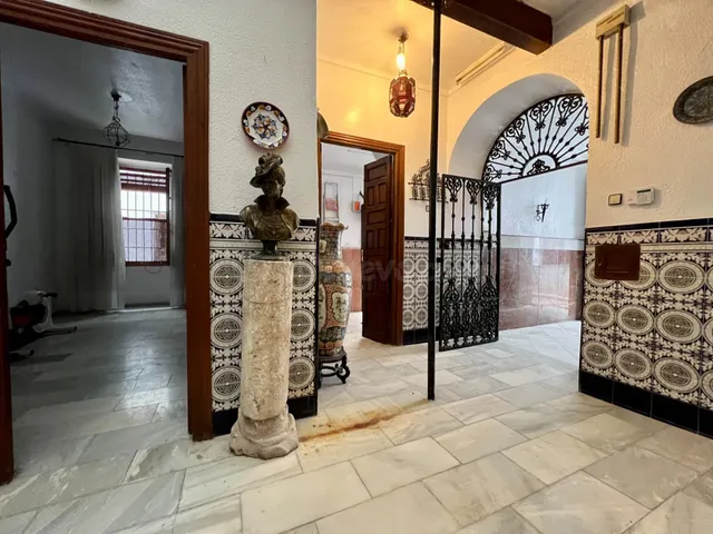 C. EXCLUSIVA CASA EN LA JUDERÍA A 5 MINUTOS DE LA MEZQUITA-CATEDRAL CON GARAJE Y ASCENSOR — 5