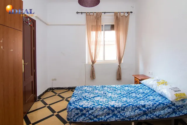 Por debajo de la Plaza Trinidad, a un paso de Facultad de Traductores, Derecho, Escuela de Arte y Oficios. Actualmente 6 estancias(incluido el salón). un cuarto de baño, un aseo, cocina. Techos Alto — 18