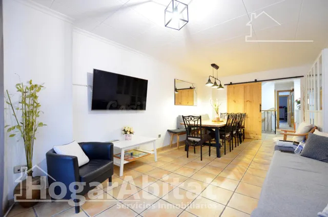 AMPLIA CASA CON TERRAZA Y GARAJE CERCA DE LA PLAYA - foto 3