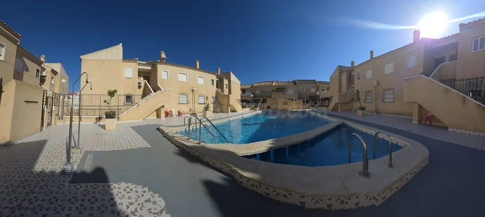 ESTUPENDA VIVIENDA EN PLANTA BAJA CON PISCINA COMUNITARIA