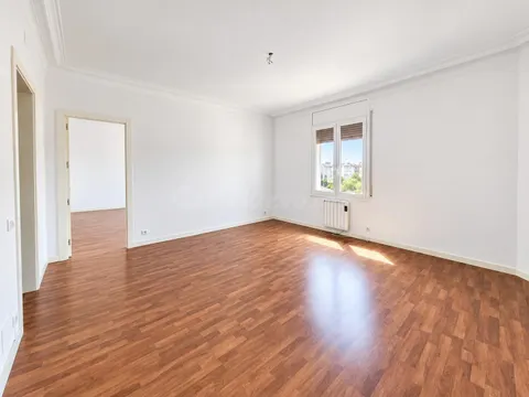 Magnífico piso alto en elegante finca clásica en la calle Rosselló, en pleno corazón de Barcelona.