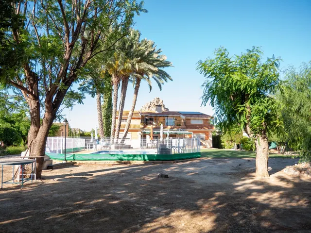 FINCA SINGULAR 5.180 m2 CON PISCINA, 4 UNIDADES RESIDENCIALE