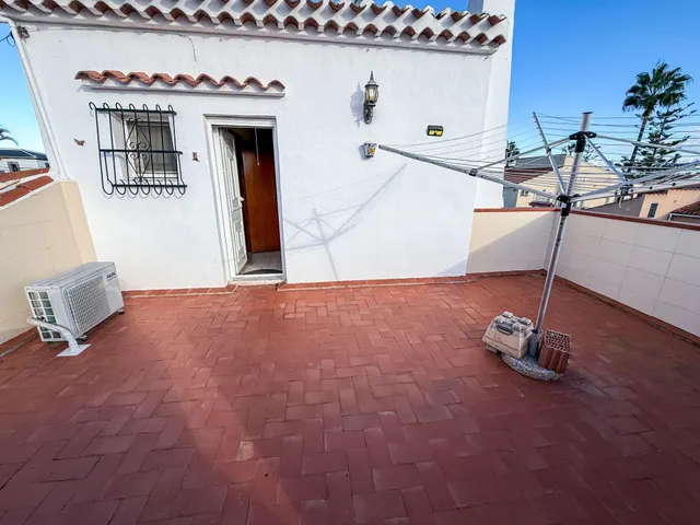 Amplio chalet pareado en El Chaparral — 4 dormitorios, 4 baños, piscina privada y gran parcela — 26