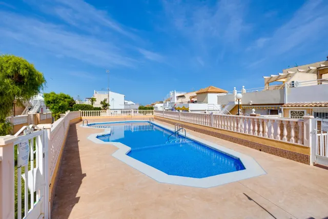 Bungalow con solárium, orientación sur y vistas a la piscina comunitaria — 27
