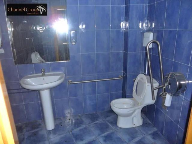 SE VENDE O TRASPASA BAR — 9