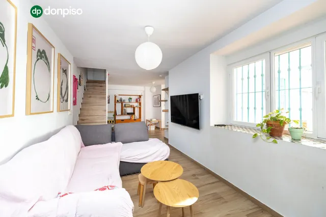 ¡Tu hogar soñado te espera en esta espectacular casa reformada! — 10