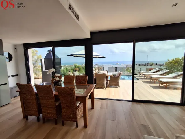 Villa contemporánea con piscina y vistas panorámicas al mar en Cunit — 12