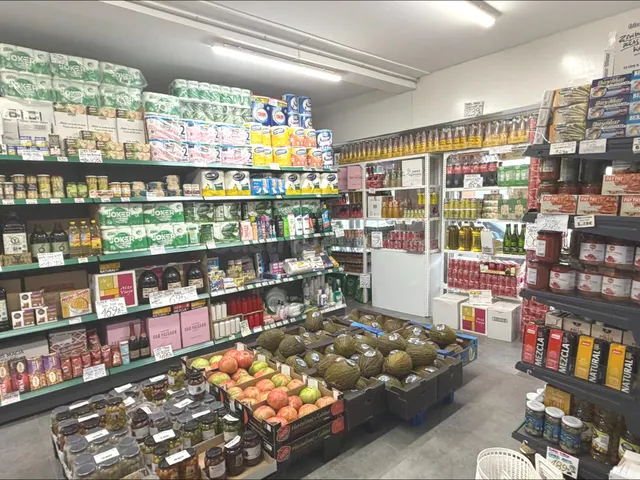 FRUTERIA / SUPERMERCADO EN TRASPASO — 2