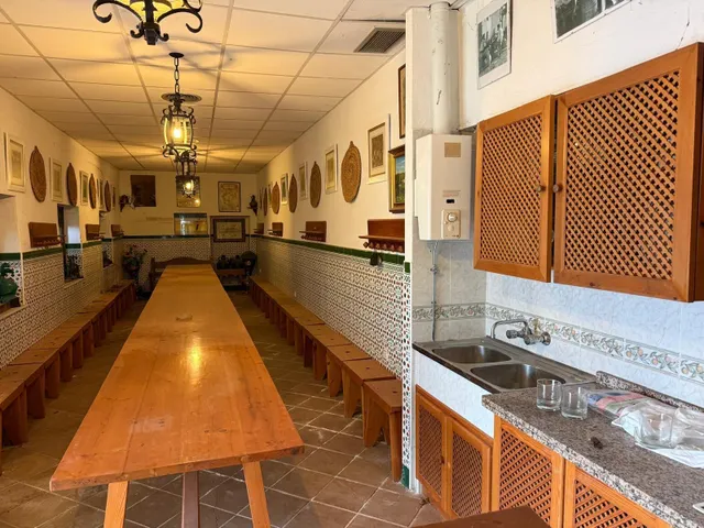 Viñedo de 24,40ha 1300m2 naves y 400m2 restaurante — 40