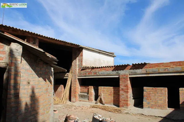 Masía con 18.000 m2 de terreno y amplios almacenes en Penelles. — 12